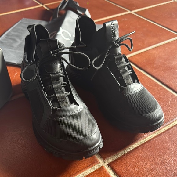 Sneakers black leather New* - Picture 2 of 9